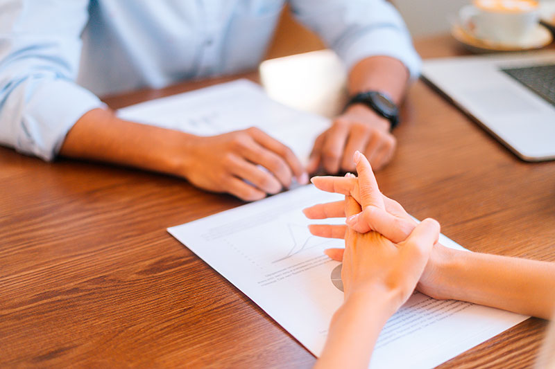Deux personnes lors d'une discussion autour d'une table
