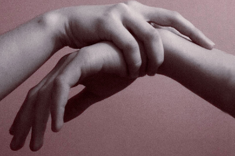 Deux mains, l'une tenant le poignets de l'autre